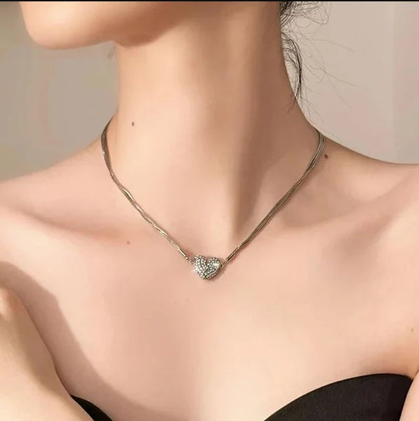 Elegantní náhrdelník, třpytivý - “Magnetické srdce“