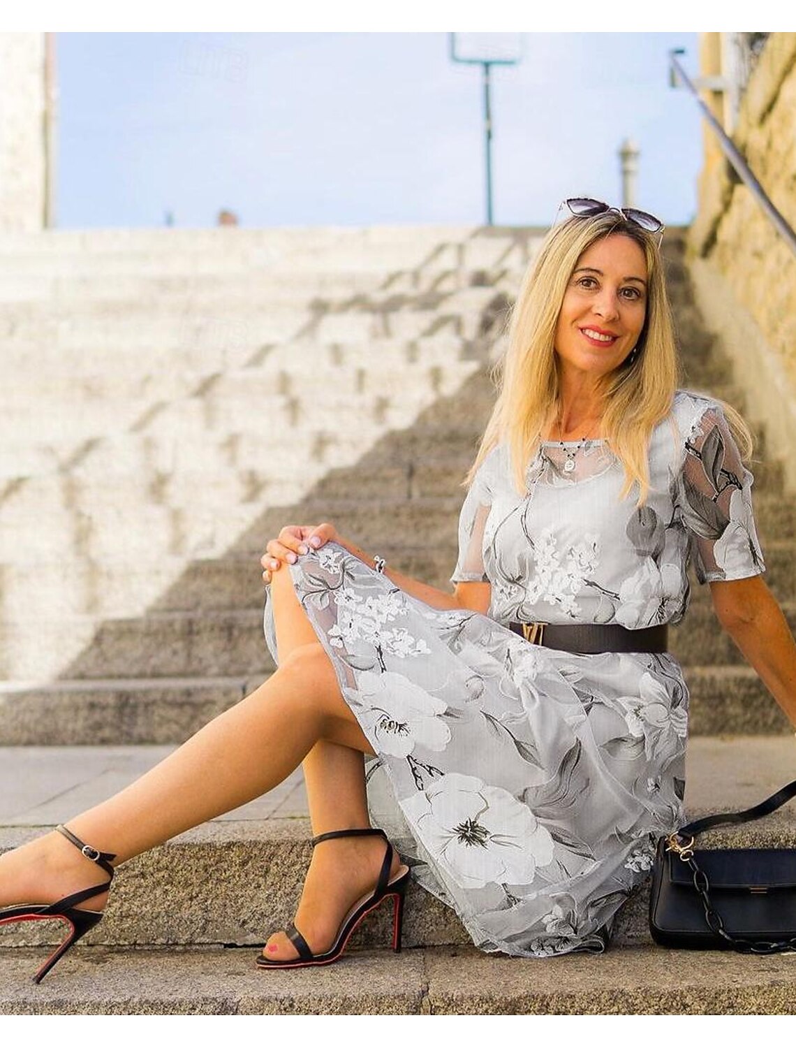 Midi šaty se síťovinou s kulatým výstřihem a květinovým potiskem