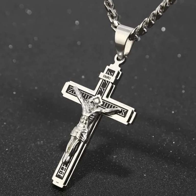 ✝️ Náhrdelník s křížkem, který se vyznačuje jemnou a nadčasovou elegancí – vynikající zpracování, nerezová ocel a decentní lesk – ideální pro každodenní nošení nebo jako významný dárek 💛