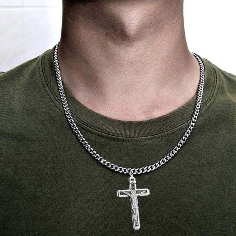 ✝️ Náhrdelník s křížkem, který se vyznačuje jemnou a nadčasovou elegancí – vynikající zpracování, nerezová ocel a decentní lesk – ideální pro každodenní nošení nebo jako významný dárek 💛